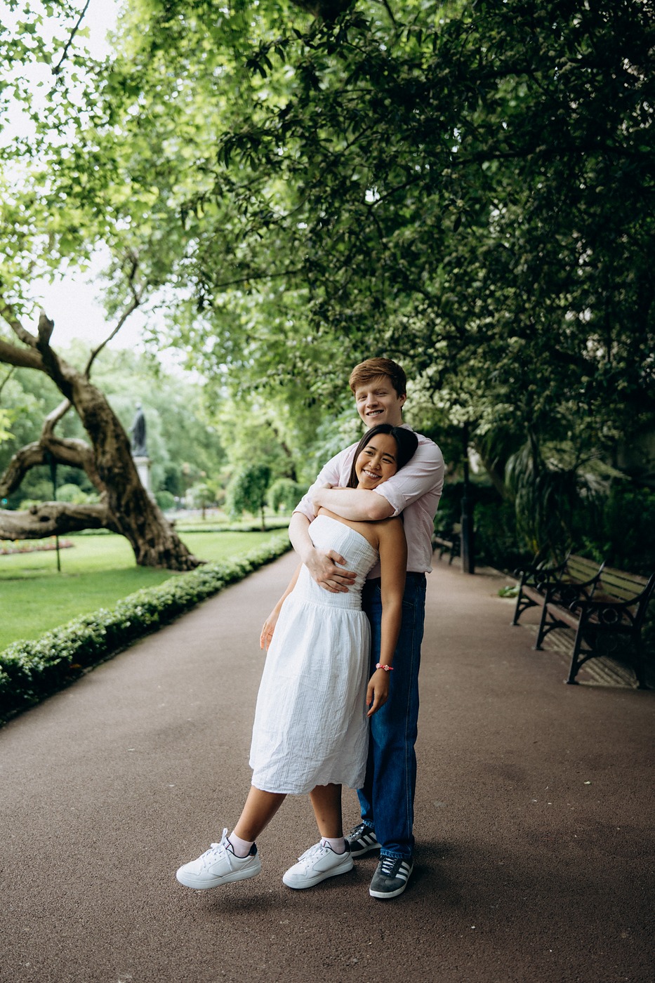 Couple sitting together on a bench in Victoria Embankment Gardens
